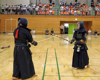剣道男子個人決勝、間合いを取り隙をうかがう園田珠夕選手（右）＝加古川市立日岡山体育館