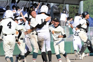 タイブレークの末に東播大会を制した松陽・竜山の合同チーム＝加東市高岡、グリーンヒル・スタジアム