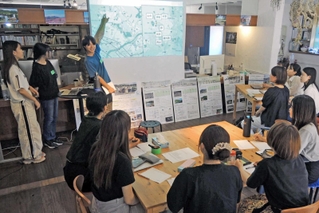 志方西地区で検討している「アクションプラン」について報告する学生ら＝加古川市神野町神野
