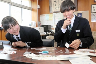 冷水機や防災グッズを買おうとベルマークを収集する高砂中学校生徒会文化委員会メンバー。３月にはベルマークの整理を行った＝高砂中学校