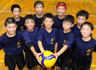 創設６年目で全国大会へ初出場する加古川疾風ＪＶＣの選手たち＝加古川市野口町北野、野口北小学校