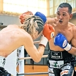 地元で初めての試合を戦う湊義生選手（右）＝日岡山体育館