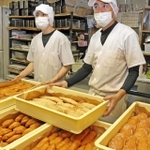 高砂市民プールで大人気だった揚げパン。「ここなら年中買えますよ」＝高砂市高砂町鍵町