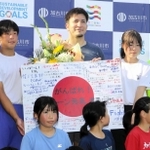 子どもらと記念撮影に応じるディーン元気選手（中央）＝加古川運動公園陸上競技場