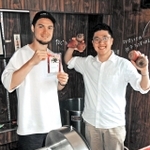 兵庫県産ビーツのスムージーでアスリート支援を目指す酒井高聖さん（左）と山田真輝さん＝神戸市中央区北野町