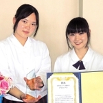 「高校生花いけバトル姫路大会」で優勝した猪股実優さん（左）と小田切杏奈さん＝県立農業高校