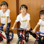 ランニングバイクの全国大会で入賞した田中飛空さん（左）、凛空ちゃん（中央）、春空ちゃん（右）の３兄弟＝加古川市加古川町北在家