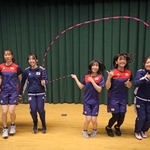ファントムの（左から）原ひかりさん、山本彩葉さん、川口春菜さん、下津佐理央さん、川勝悠月さん、西田紗菜さん＝加古川市新神野５、陵北小学校
