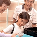 飼育について助言を受け、スズムシの幼虫を観察する参加者＝加古川市加古川町篠原町