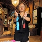 バリ島の小学校に縄跳びを届けるツアーを企画した奥田智恵子さん。助産院へ贈る子ども服の寄付も呼びかける＝稲美町草谷の「リマテリアル」
