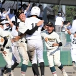 タイブレークの末に東播大会を制した松陽・竜山の合同チーム＝加東市高岡、グリーンヒル・スタジアム