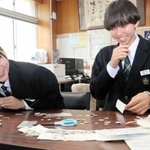 冷水機や防災グッズを買おうとベルマークを収集する高砂中学校生徒会文化委員会メンバー。３月にはベルマークの整理を行った＝高砂中学校