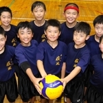 創設６年目で全国大会へ初出場する加古川疾風ＪＶＣの選手たち＝加古川市野口町北野、野口北小学校