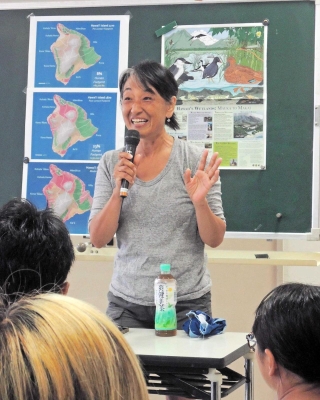 「ハワイでの活動とのつながりを感じ、ますます神野が好きになった」と話す長谷川久美子さん＝加古川市神野町