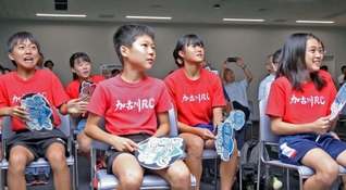 後藤夢選手とディーン元気選手にエールを送る子どもたち＝加古川市役所