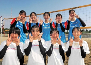 ビーチバレーの全国大会に出場する選手たち。加古川市内の５中学と武庫川女子大付属中学から参加の混成チームだ＝高砂海浜公園