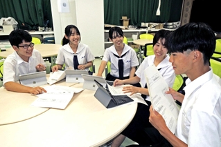 イカナゴの漁獲量回復に関する提言に向けて取り組んできた加古川東高校「探究いかなご班」＝加古川市加古川町粟津