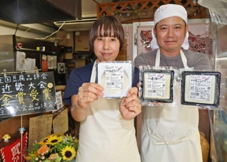 豆心亭を切り盛りする永田勝巳さん（右）と妻の舞子さん。全国豆腐品評会の予選で絹ごしが金賞、木綿、おぼろ豆腐が入賞した＝高砂市阿弥陀１