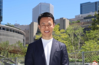 コンサルティング会社「トイトマ」社長の山中哲男さん。ＪＲ大阪駅北側の再開発区域「うめきた２期」の事業にも関わっている＝大阪市北区