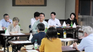 高砂こども園、高砂小、高砂中の教育について考える「まちがく未来高砂くらぶ（学校運営協議会）」の会合＝高砂市高砂町大工町