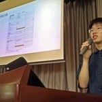 大学祭に向けて設立した仮想の会社「祭りの青木」の事業計画を発表する青木琉聖さん＝加古川市平岡町新在家