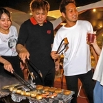 食品スーパーでそろえた食材でバーベキューを楽しむ＝加古川市加古川町篠原町