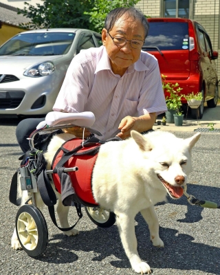 完成した「ドッグカー」と堀田均さん＝明石市内