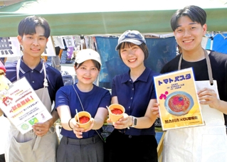 加古川市の特産品を使ったトマトパスタの提供を企画した甲南大生の有志ら＝神戸市中央区東川崎町１