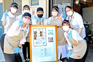 １８日のプレオープンを喜ぶ「キッチンぴの」のスタッフ＝高砂市高砂町細工町