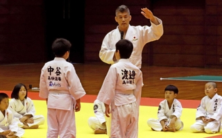小学生に技のこつを伝授する井上康生さん＝高砂市総合体育館