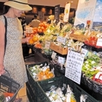 大丸神戸店地下１階にコンテナで並ぶ「たかみくらファーム」の規格外野菜＝神戸市中央区明石町　