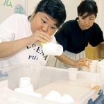 風船を膨らませて紙コップを持ち上げ、移動させる＝いなみっこ広場