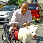 完成した「ドッグカー」と堀田均さん＝明石市内