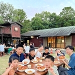 手作りピザを味わう兵庫大学生らと珠洲市の子ども＝川西市内のキャンプ場（主催者提供）