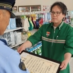 詐欺被害防止に貢献したとして感謝状を受け取る近藤勇太店長＝高砂市春日野町