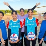 中学生の２人制ビーチバレー全国大会で初優勝し、クラブチームのメンバーから祝福される一柳春月さん（右から２人目）と岸原楓羽さん（左から２人目）＝高砂海浜公園