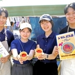 加古川市の特産品を使ったトマトパスタの提供を企画した甲南大生の有志ら＝神戸市中央区東川崎町１