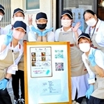 １８日のプレオープンを喜ぶ「キッチンぴの」のスタッフ＝高砂市高砂町細工町