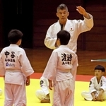 小学生に技のこつを伝授する井上康生さん＝高砂市総合体育館