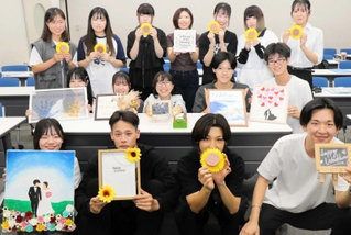 稲美町の加古大池と高砂市の市ノ池公園で行う結婚式の準備を進める兵庫大の学生＝加古川市平岡町新在家
