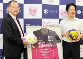 連携協定を結んだ姫路ヴィクトリーナの上原光徳社長（左）と岡田康裕市長＝加古川市役所