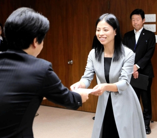 岡田康裕市長から教育委員の辞令交付を受ける小林祐梨子さん（中央）＝加古川市役所
