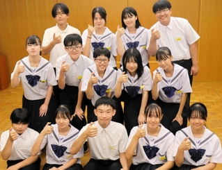稲美中生徒会のメンバー。親指を曲げる仕草は能登でボランティアセンターの人に教わった「能登半島ポーズ」＝稲美町コミニュティセンター