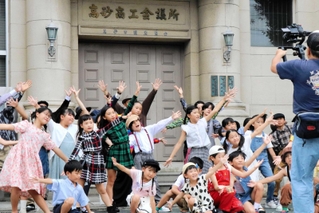 昭和レトロを主題にした高砂市のＰＲ動画。趣深い高砂商工会議所前などで撮影した＝高砂市高砂町北本町