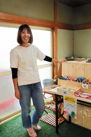 私設公民館「ピース」を運営する３児の母、村松真由佳さん＝高砂市米田町塩市