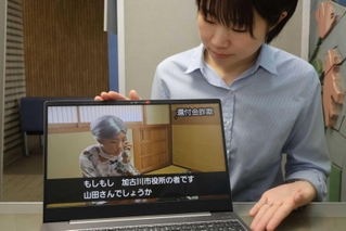 動画を通じて詐欺の手口を知ってほしいと訴える署員。約１０分で三つの手口を紹介する＝加古川署