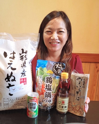 貧困家庭に食料などを配給するフードパントリーを続ける伊勢綾子さん＝加古川市野口町北野