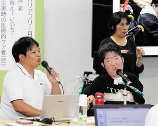 人工呼吸器を使う山崎友輔さん（右）が災害時の懸念や周りの人に望むことを語った講演会＝高砂市立図書館