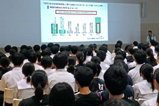 自治体の選挙管理委員会は若年層を対象に選挙啓発に取り組む。加古川東高校の３年生に向けて開催された主権者教育＝加古川市加古川町粟津（同校提供）