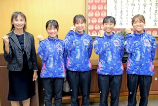全国大会に向けて意気込む兵庫大女子駅伝部のメンバーら＝加古川市役所